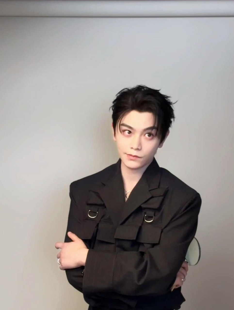 丁禹兮长得还挺好看,一身黑色穿搭,又酷又帅!