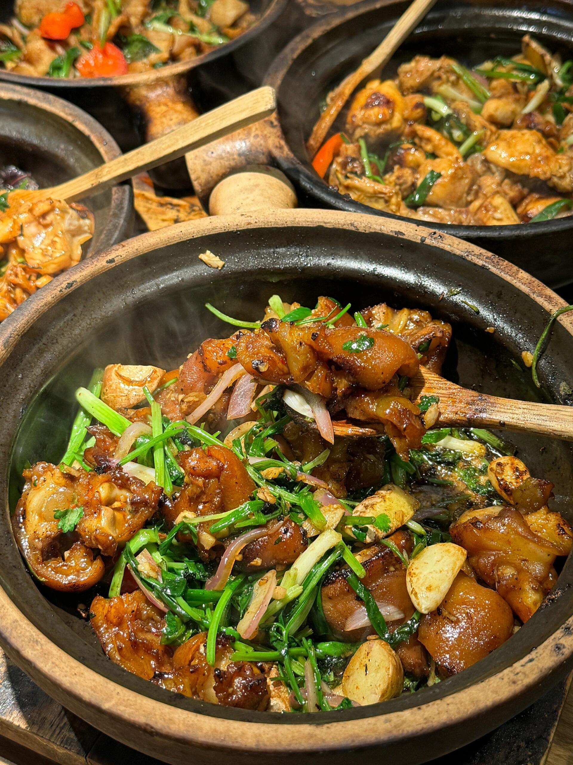 淋上满满的酱汁太香了 煲仔饭