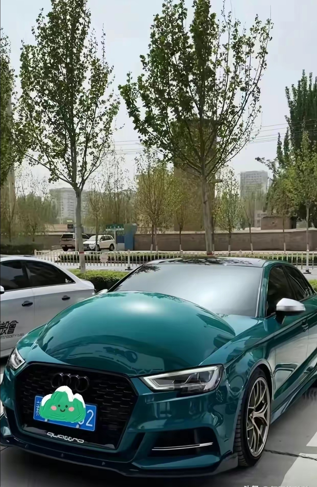 允许我不厚道地笑了还以为是什么新车款呢原来是贴车衣鼓包了
