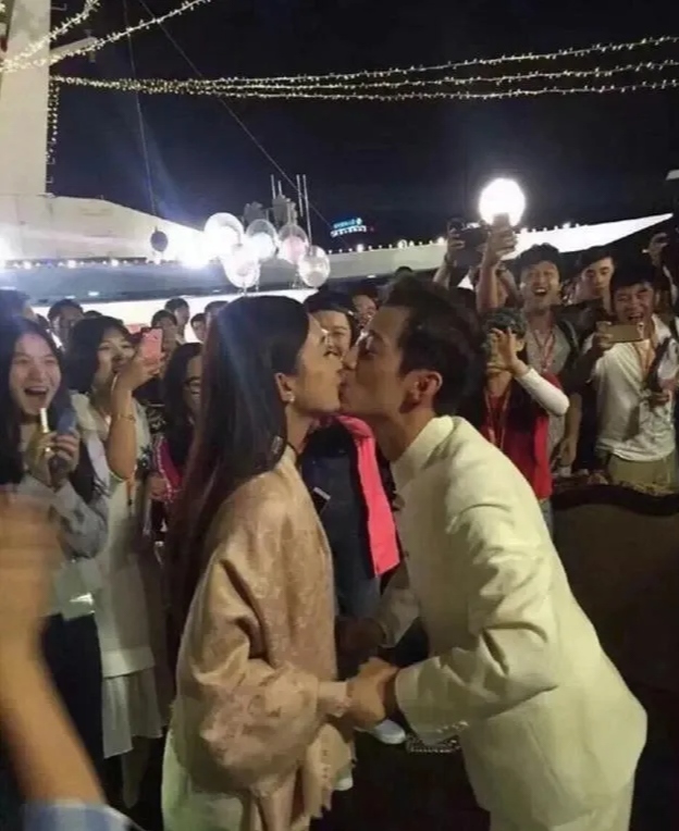 没想到赵丽颖害羞地指了指台上的人,台上的人同样默契地笑着背过了