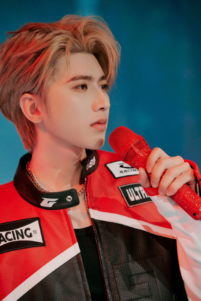 话说回来,蔡徐坤也是尝试过很多发色了,每个发色都可以hold住