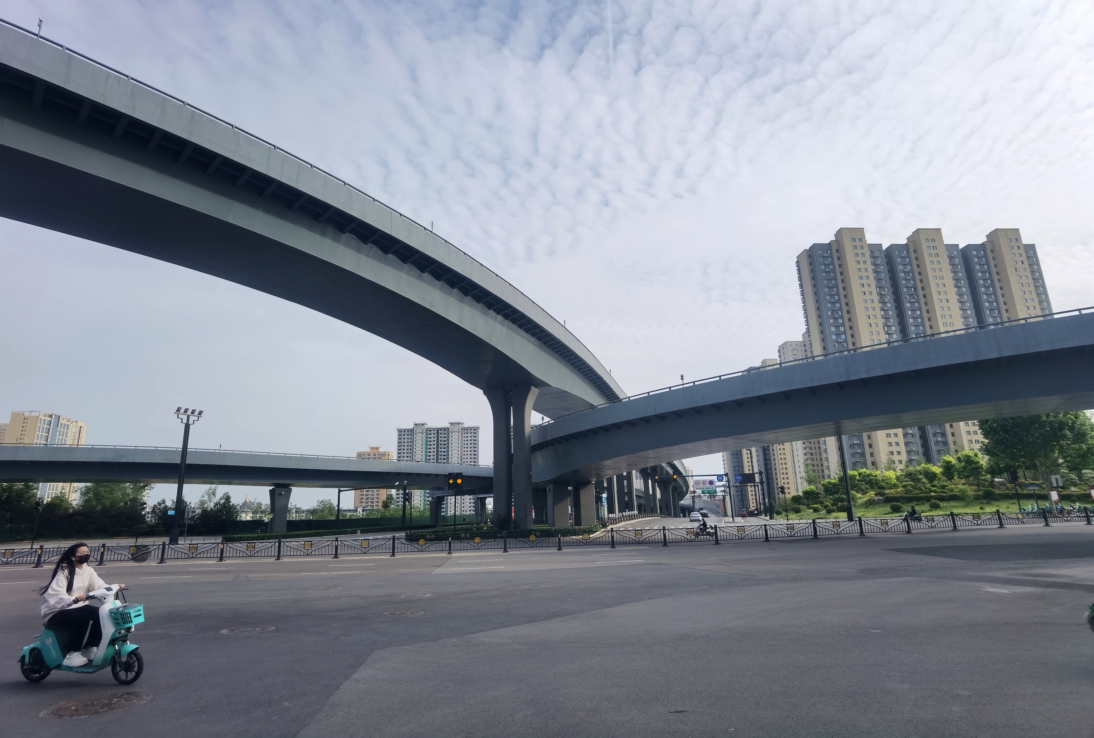 当行至洛阳市鼎定路瀍涧大道立交桥时,被这里的风光所吸引,停下来看看