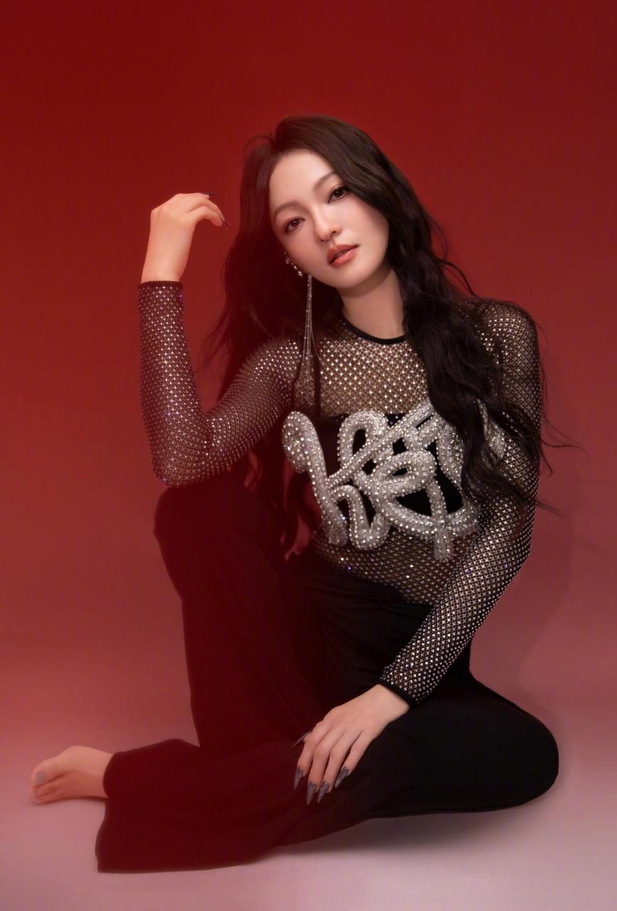 张韶涵惊艳亮相!黑色镂空上衣配长裤,时尚魅力破表.