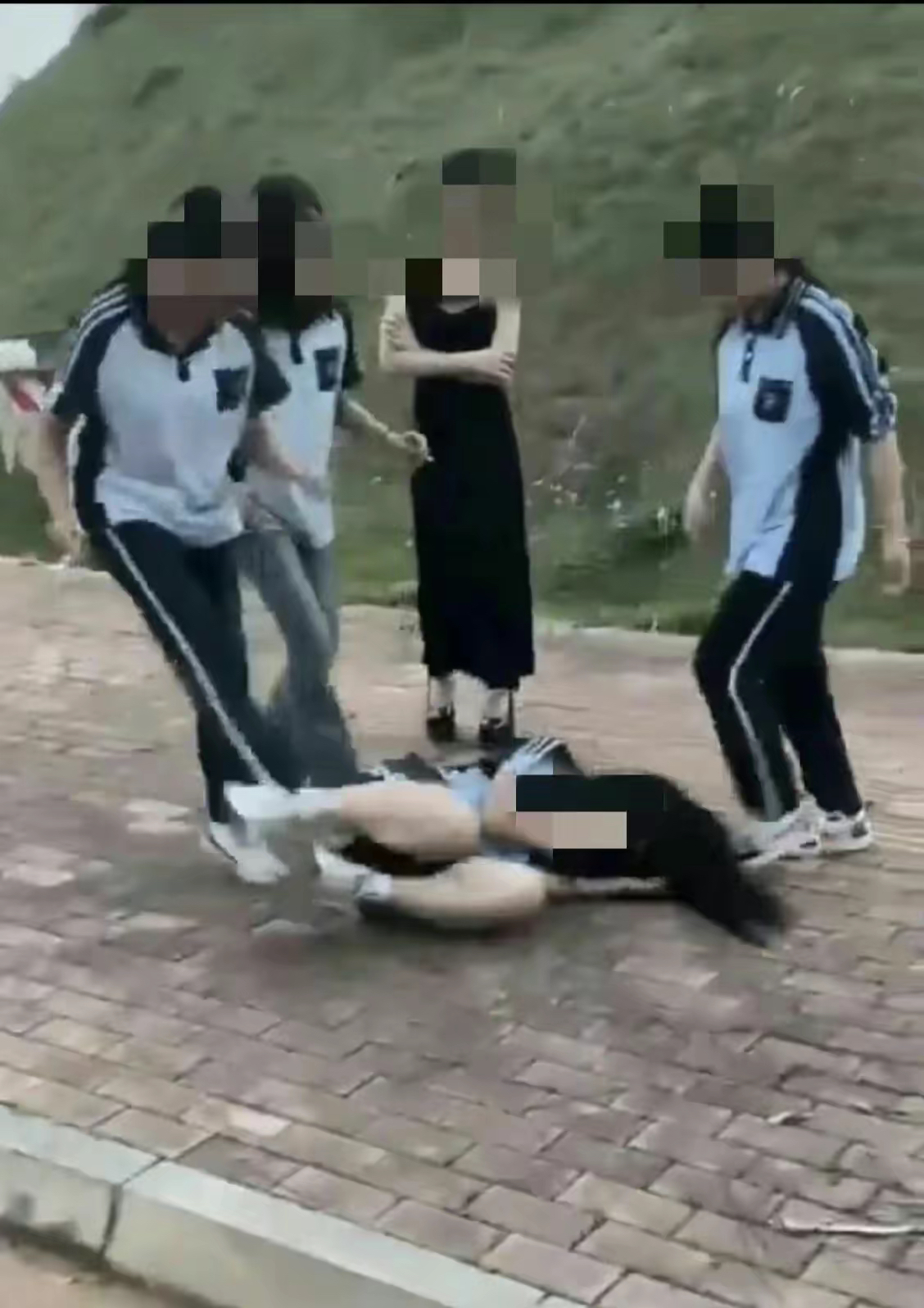 在南宁的这所初中,这样的暴力事件发生,让人愤慨不已