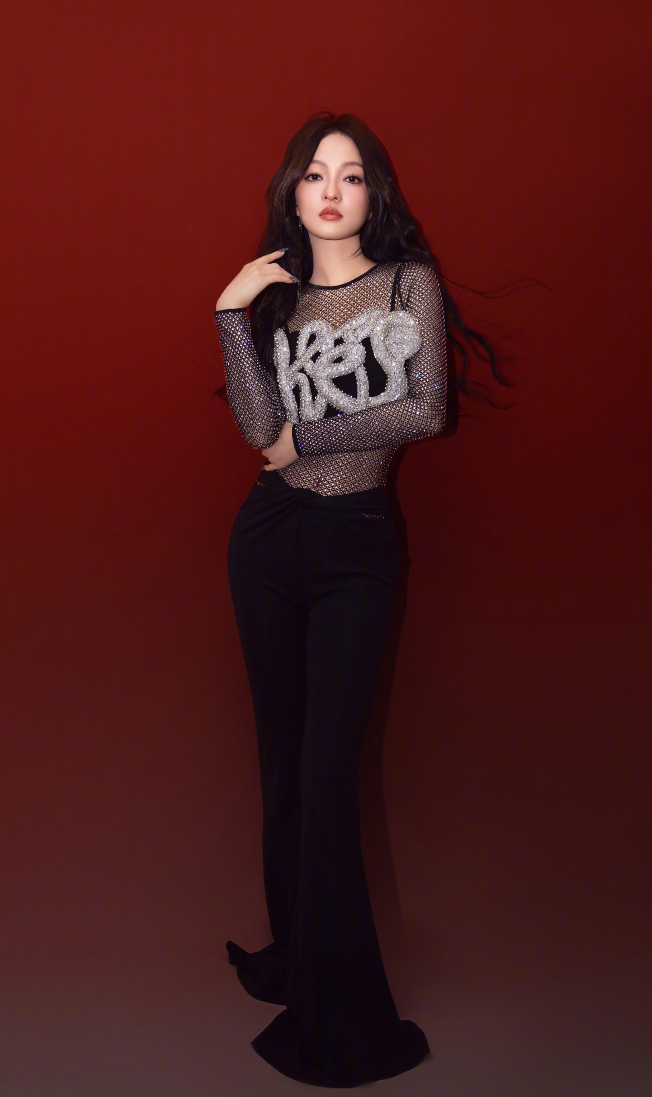 张韶涵镂空亮钻造型:黑色上衣的性感与神秘