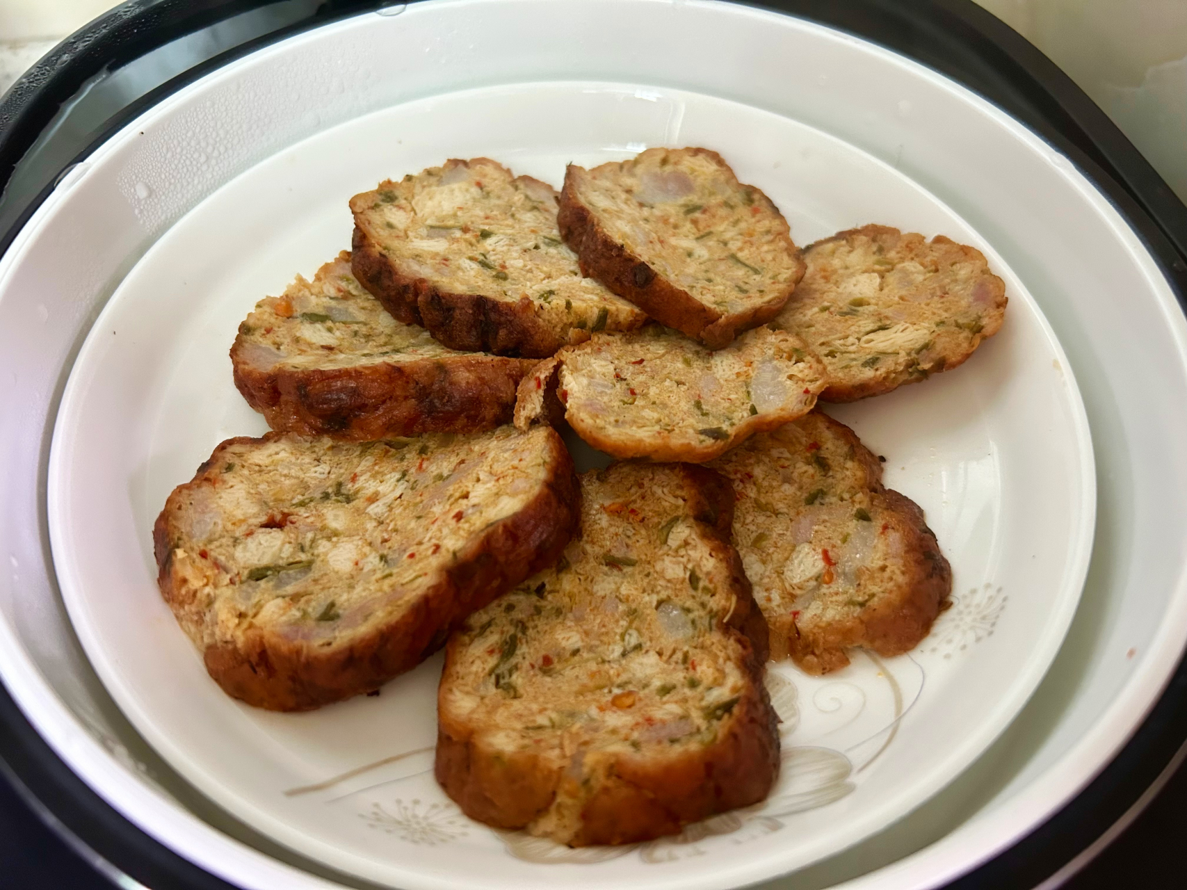 五一放个松# 今天中午的饭菜比较简单,从冰箱拿出来一个豆腐圆子缮 