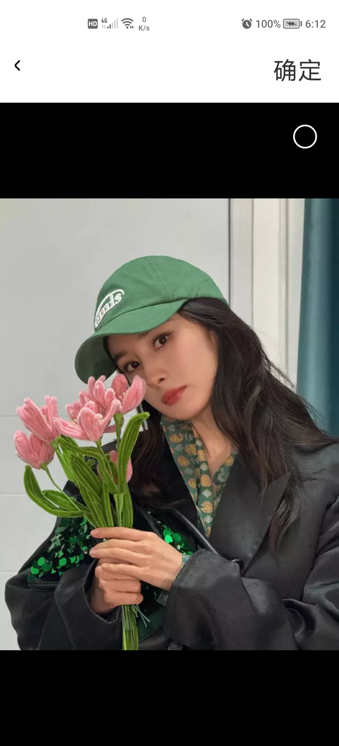 在这张照片中,杨幂展现出温柔恬静的一面,宛如初恋般的美丽