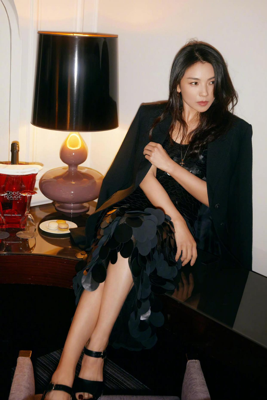 刘涛吊带连衣裙配一字带高跟鞋