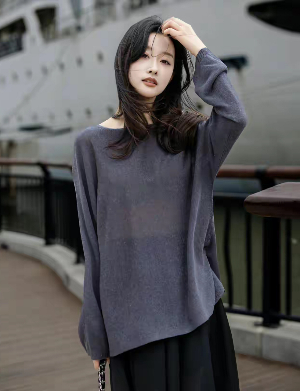 她的身姿挺拔而优雅,无论是行走坐卧,都透露出一种从容与自信.