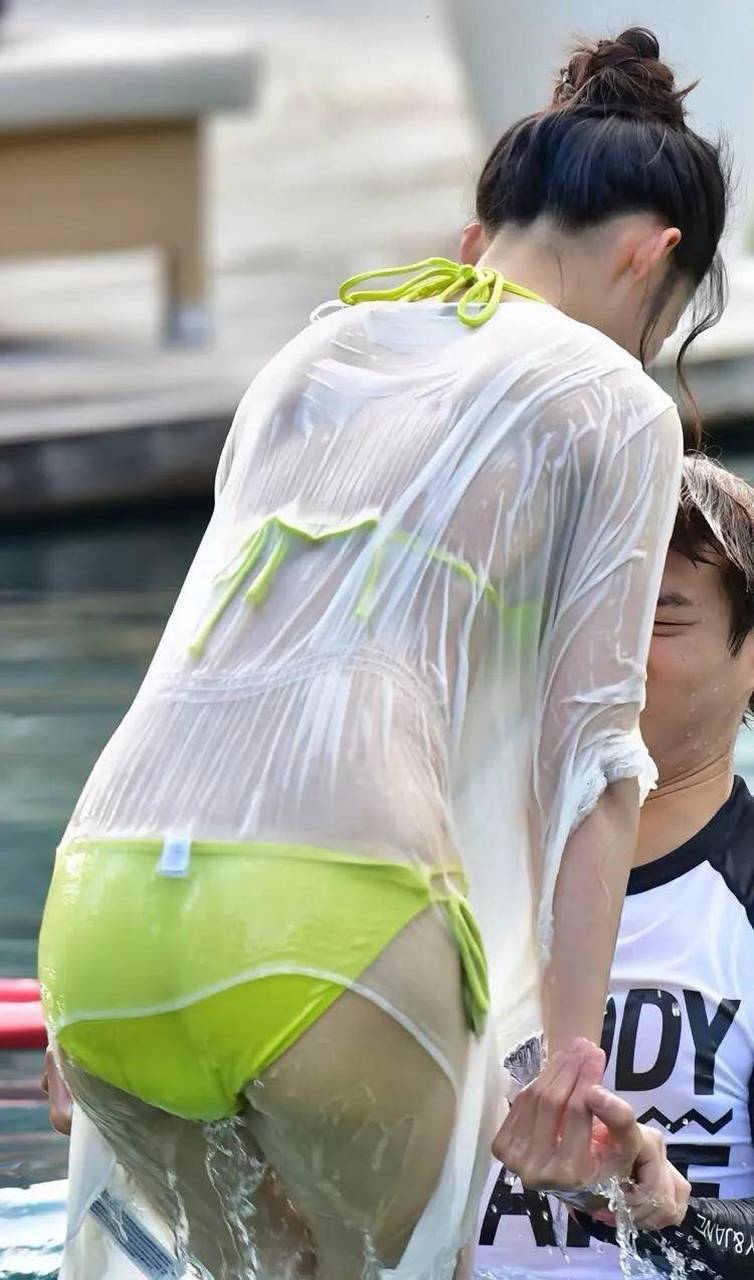 明星故事# 李沁几年前在《我们相爱吧》节目中,魏大勋教李沁游泳