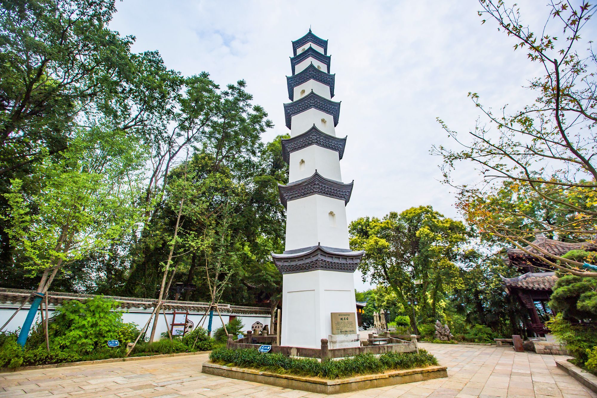 杭州桐庐桐君山,景色秀丽,古迹众多,是富春江一带著名观光胜地