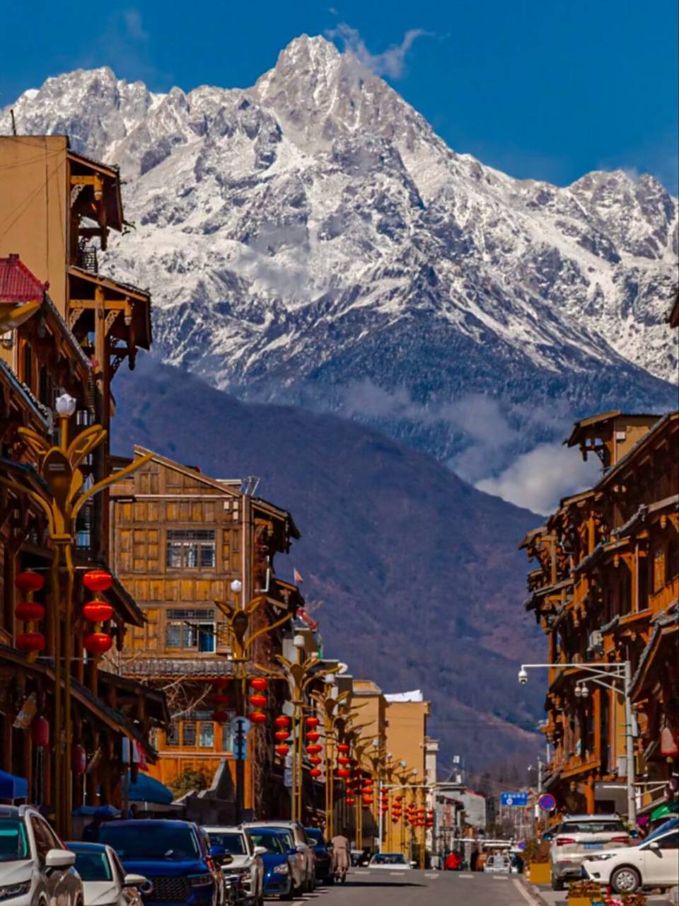 磨西古镇,位于四川甘孜藏族自治州泸定县,地处贡嘎雪峰下,是通往