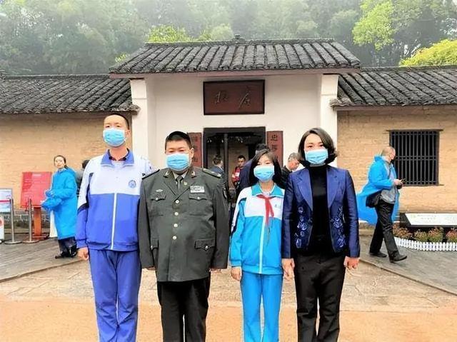 毛东东今年20岁,身高1米8热爱书法,妹妹长得很像曾祖母杨开慧