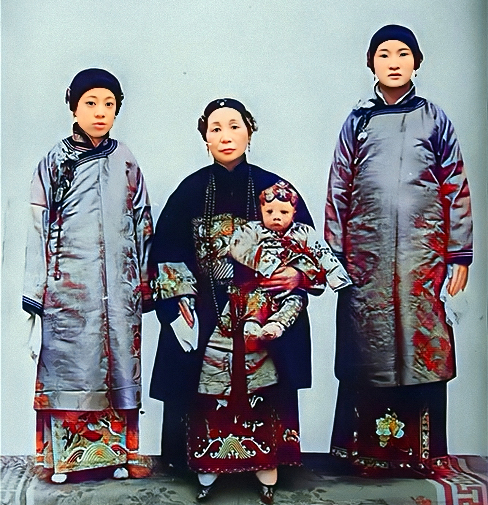 从面相上看这位诰命老太太与右边的女子应该是母女关系