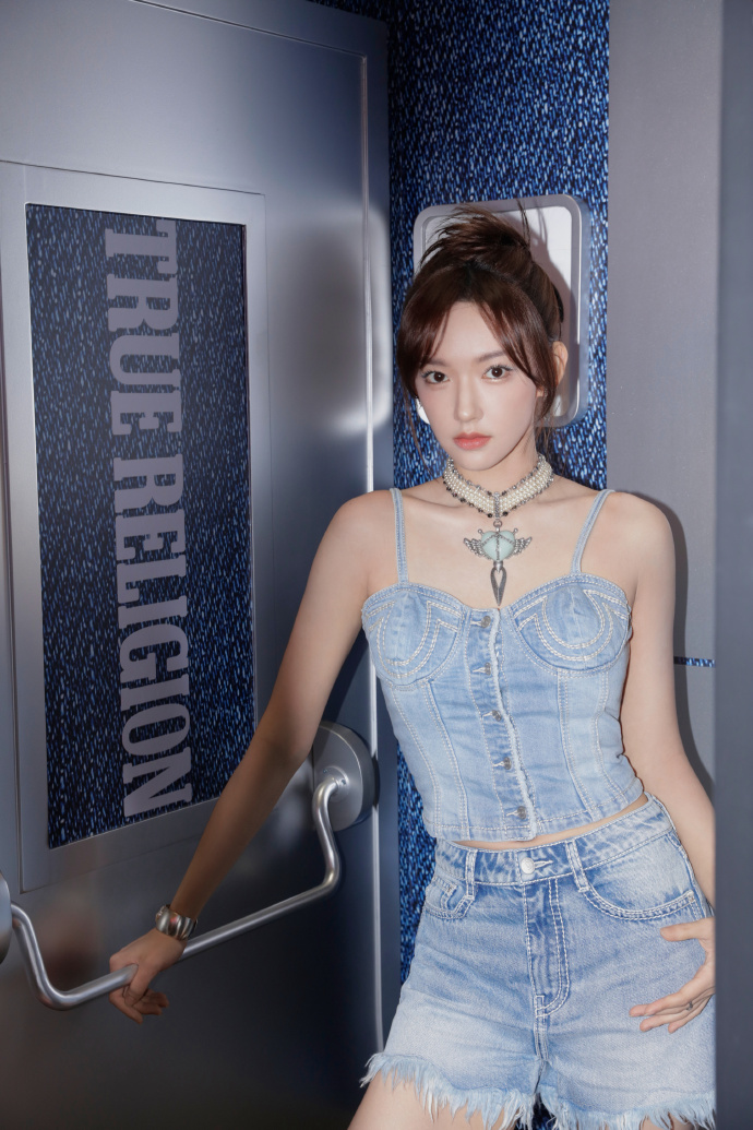 这是程潇线下活动时的一款穿搭,这款穿搭不仅有着热辣风,程潇也给人一