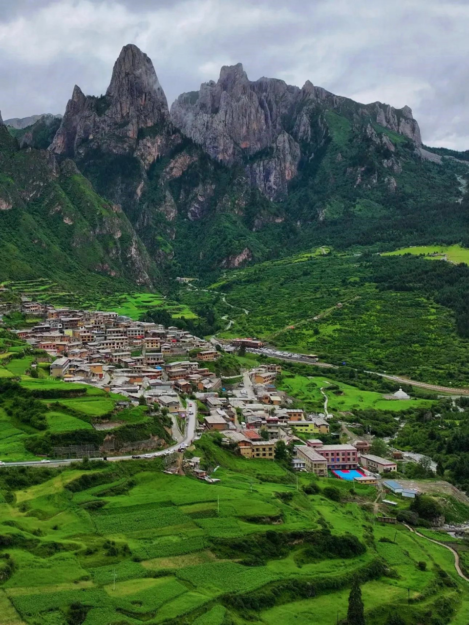 扎尕那,位于甘南迭部县,被《国家地理》评为"此生必去的地方".