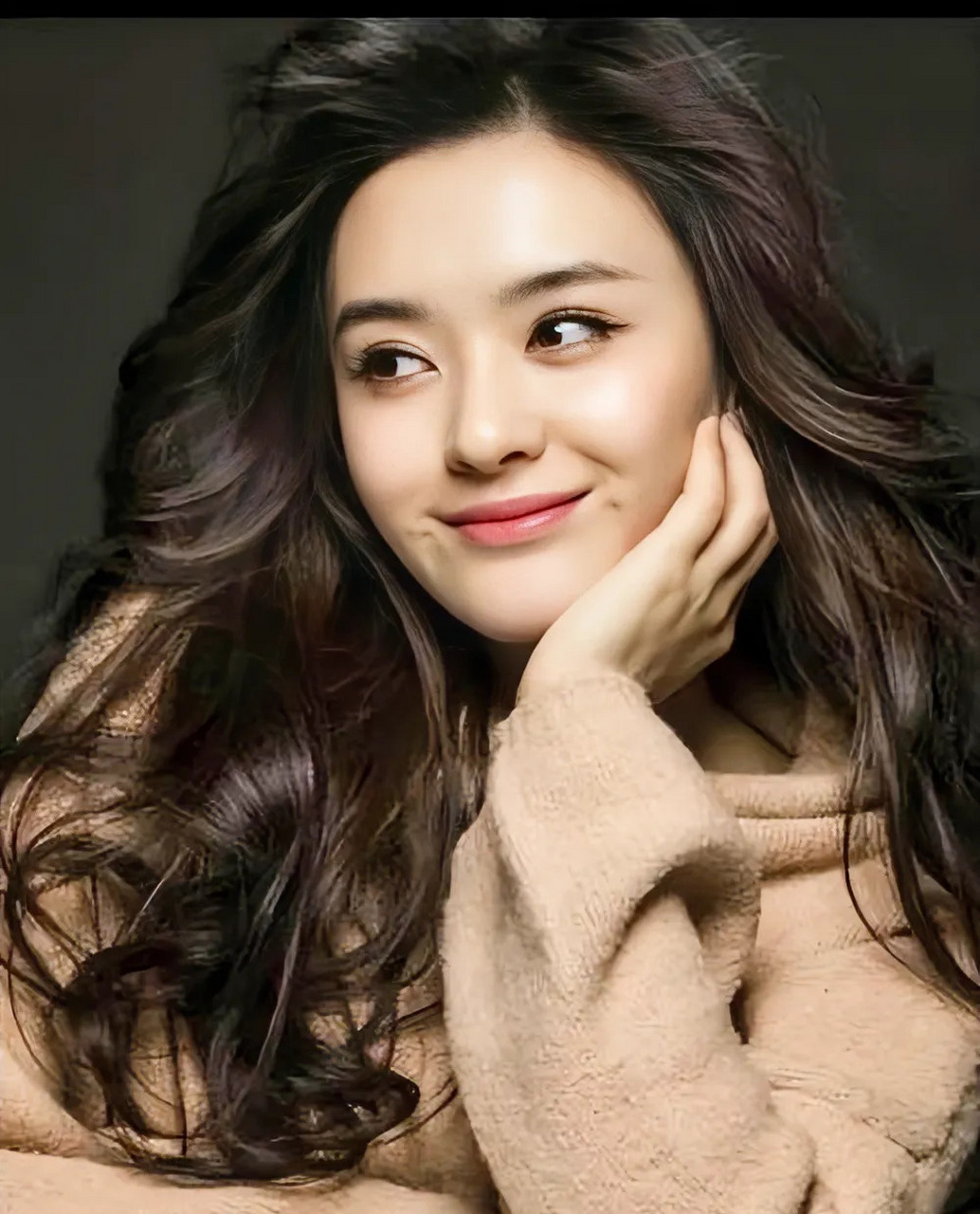 这位美女,在朱亚文,边潇潇主演的电视剧《正阳门下》里扮演关小关