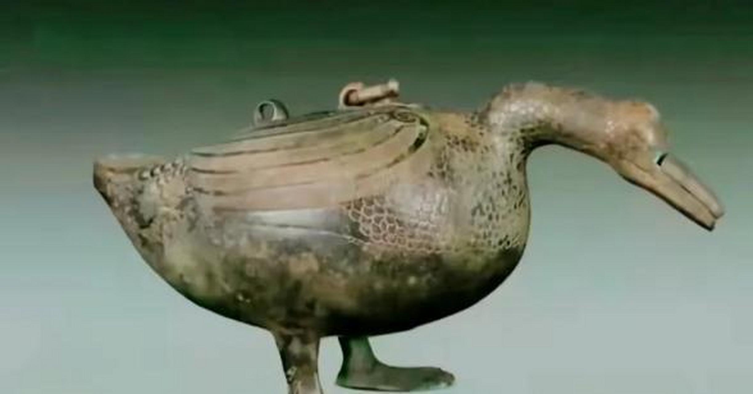 一次,女子带着一只铜"鸭子"去鉴宝,女子说这个是青铜器,要价100万人民