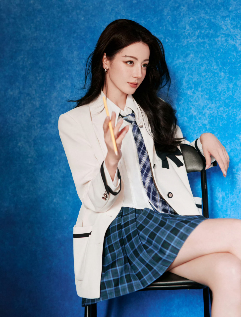 迪丽热巴「开始推理吧」造型,格子短裙,慵懒的卷发和微醺的腮红交织,