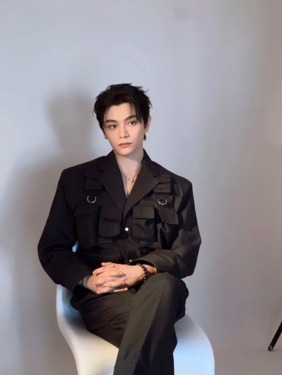 丁禹兮长得还挺好看,一身黑色穿搭,又酷又帅!