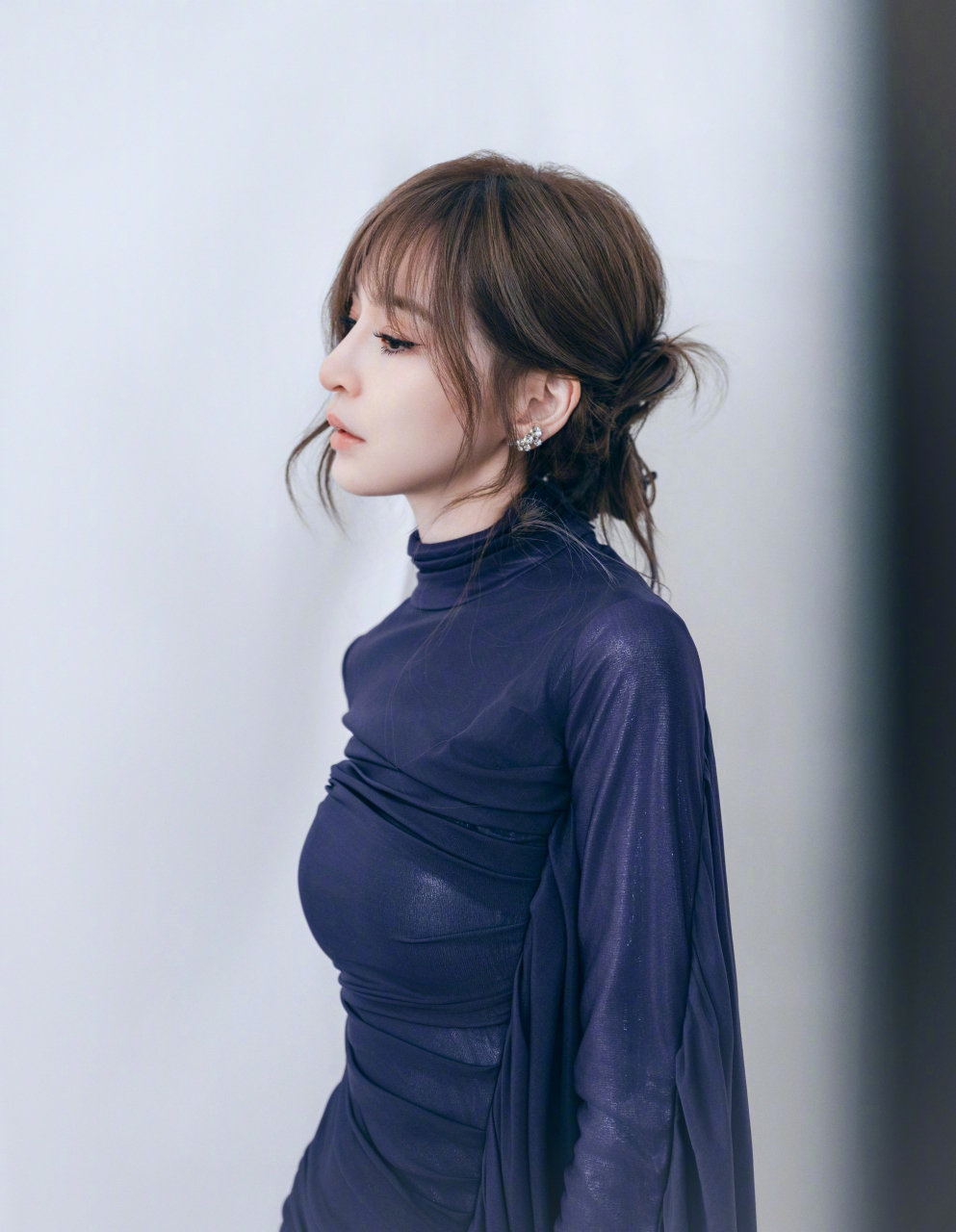 王心凌一袭深色连衣裙,优雅迷人魅力尽显.