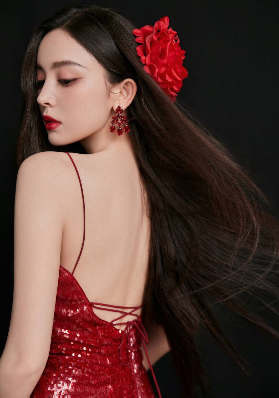 古力娜扎,红色吊带裙,美美美!