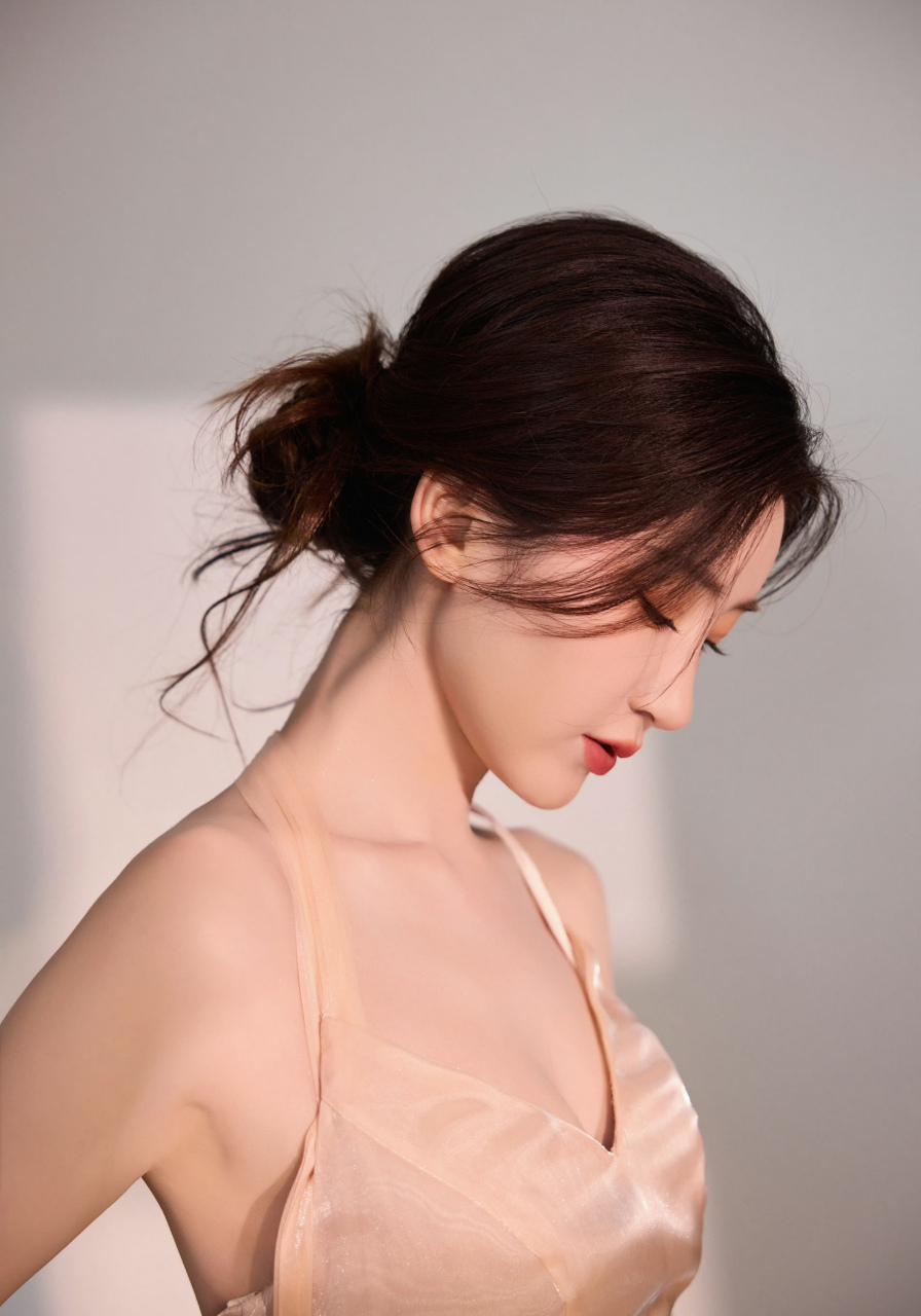 毛晓彤,粉丝吊带露背裙,美艳动人!