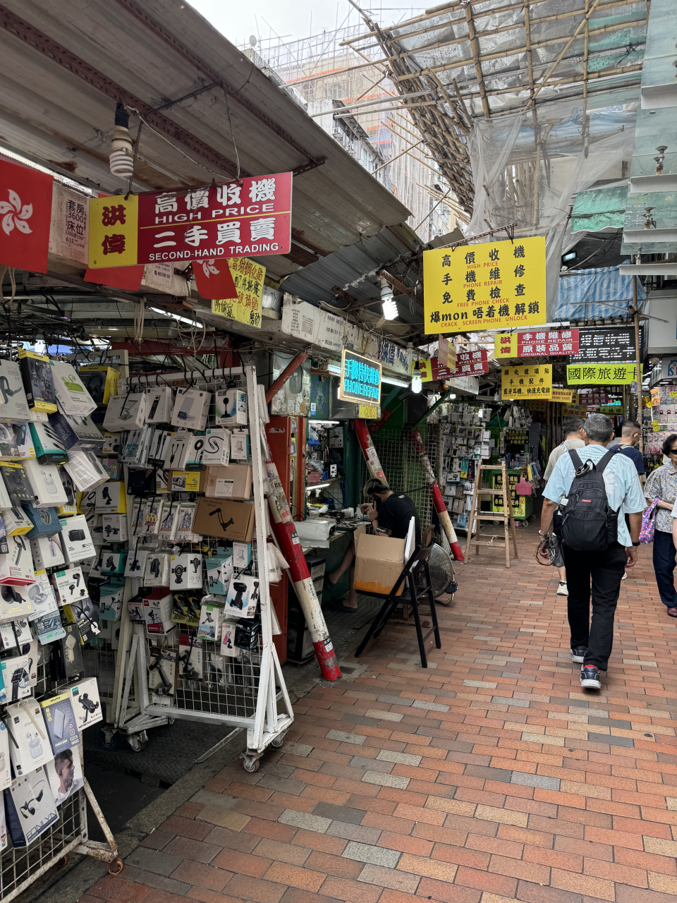 不知道为啥爱逛香港的鸭寮街小市场,每次去深水埗周边,都会去鸭寮街