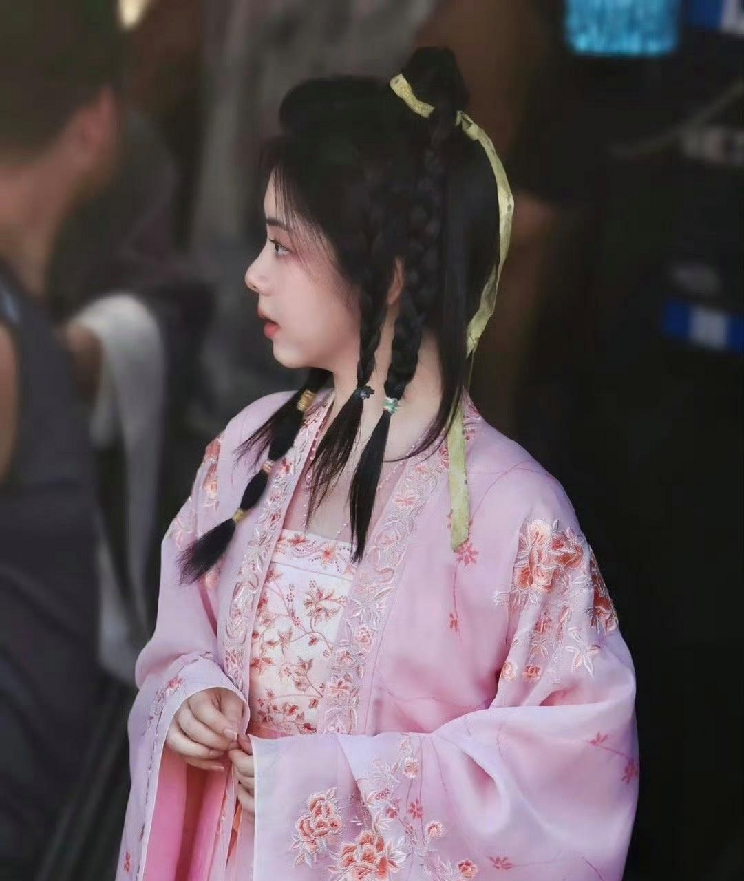 和典雅的古装真的不搭,不知道造型师怎么想的[尬笑][尬笑] #谭松韵