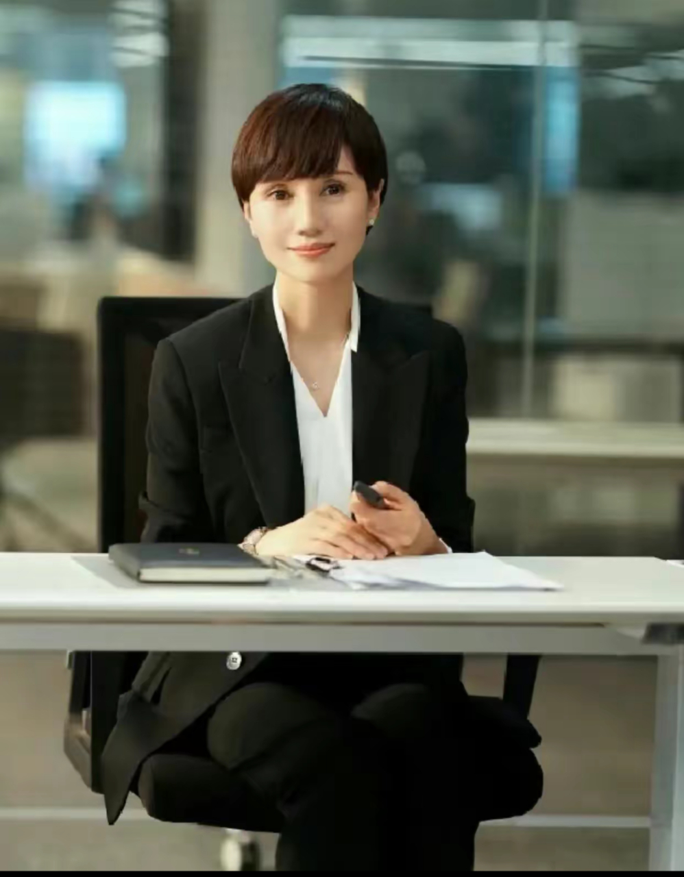 袁泉,是中国内地的一位实力派演员兼歌手,她以优雅知性的风格和精湛的
