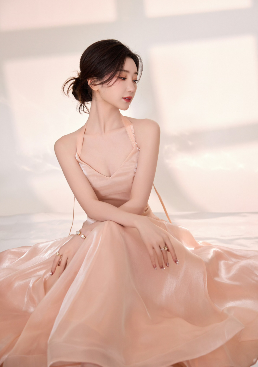 毛晓彤,粉丝吊带露背裙,美艳动人!