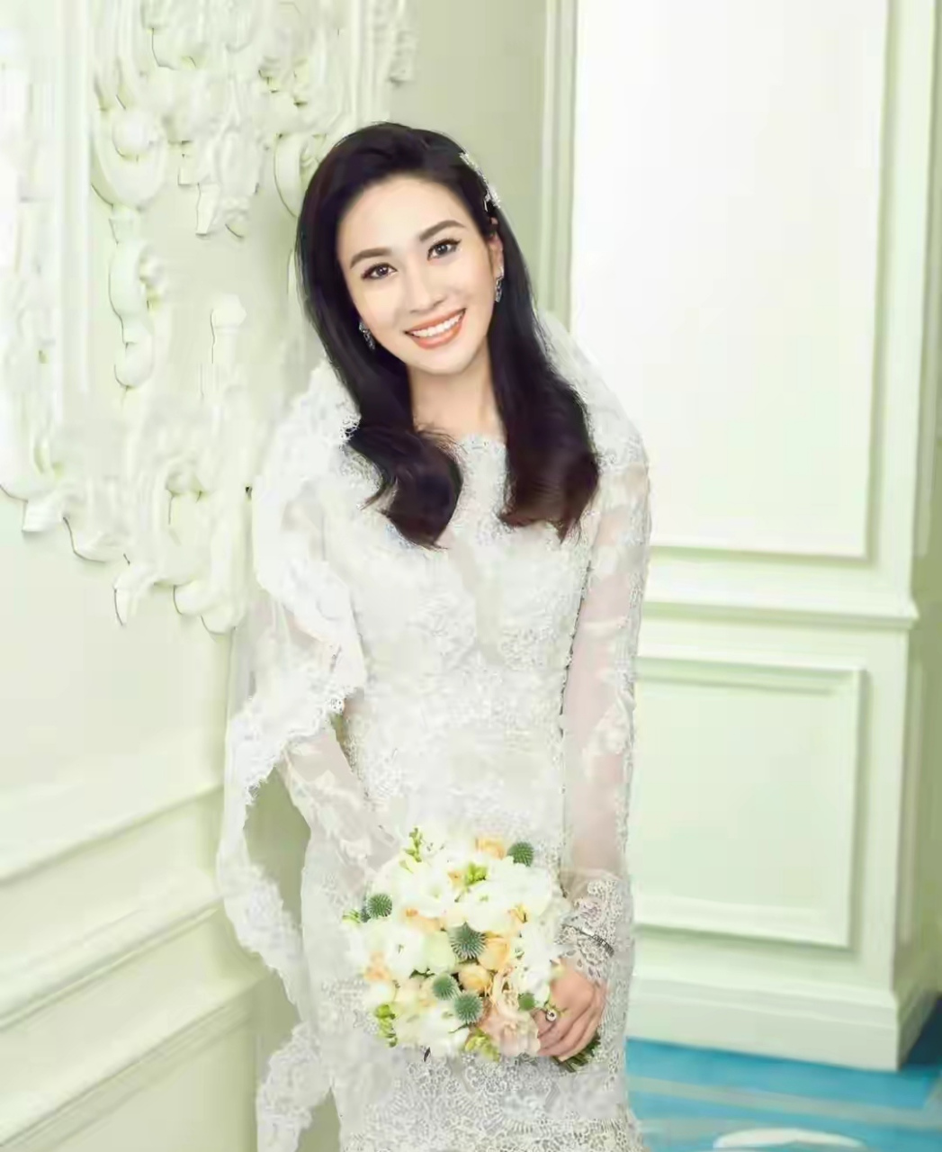 叶璇:选美冠军的不老魅力与才华 叶璇,曾经的选美冠军,以其出众的外表