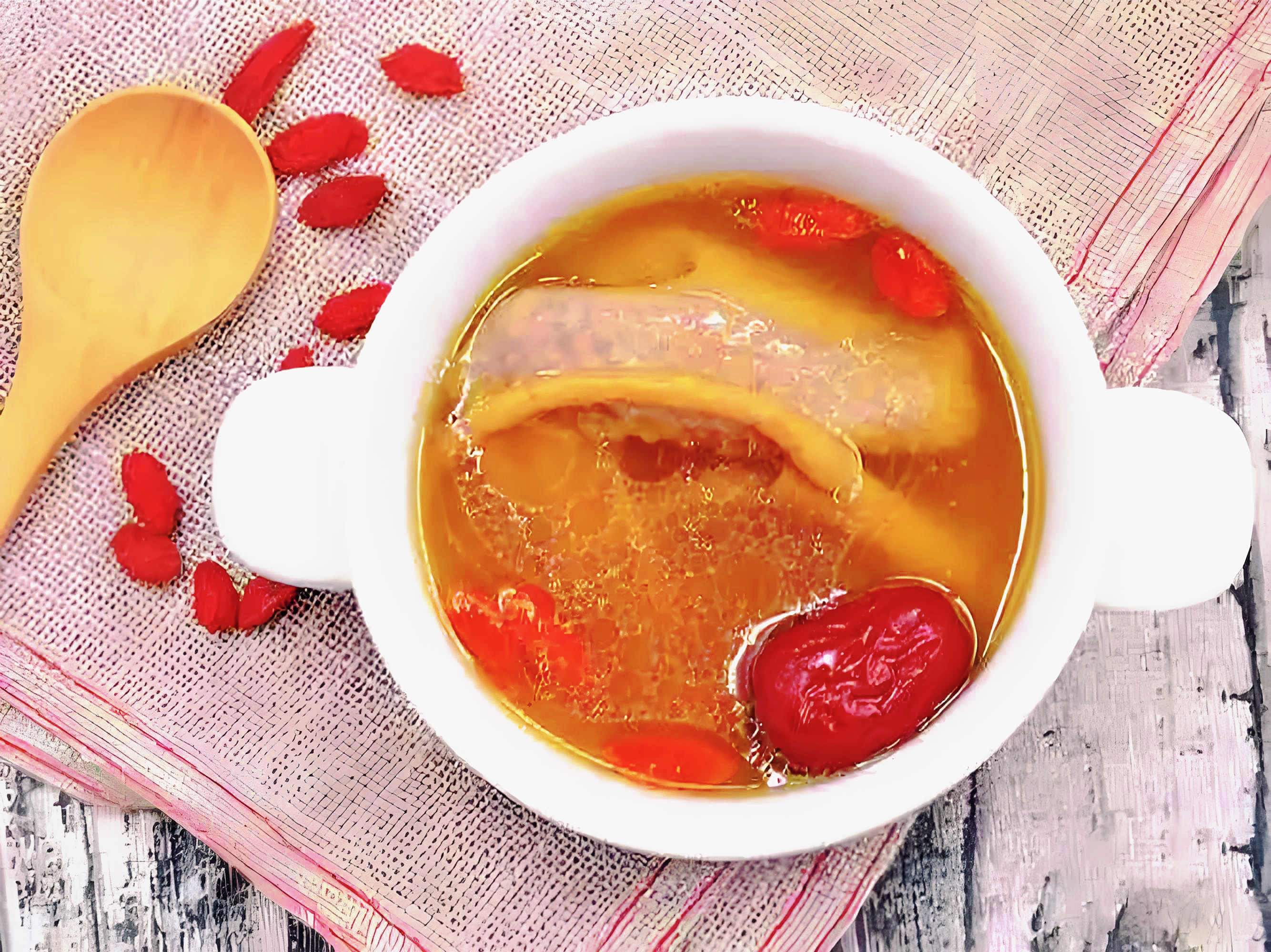 想要元气满满,试试这碗红枣乳鸽汤,养生效果超乎想象!