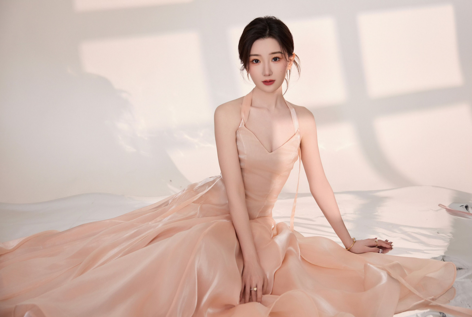 毛晓彤,粉丝吊带露背裙,美艳动人!