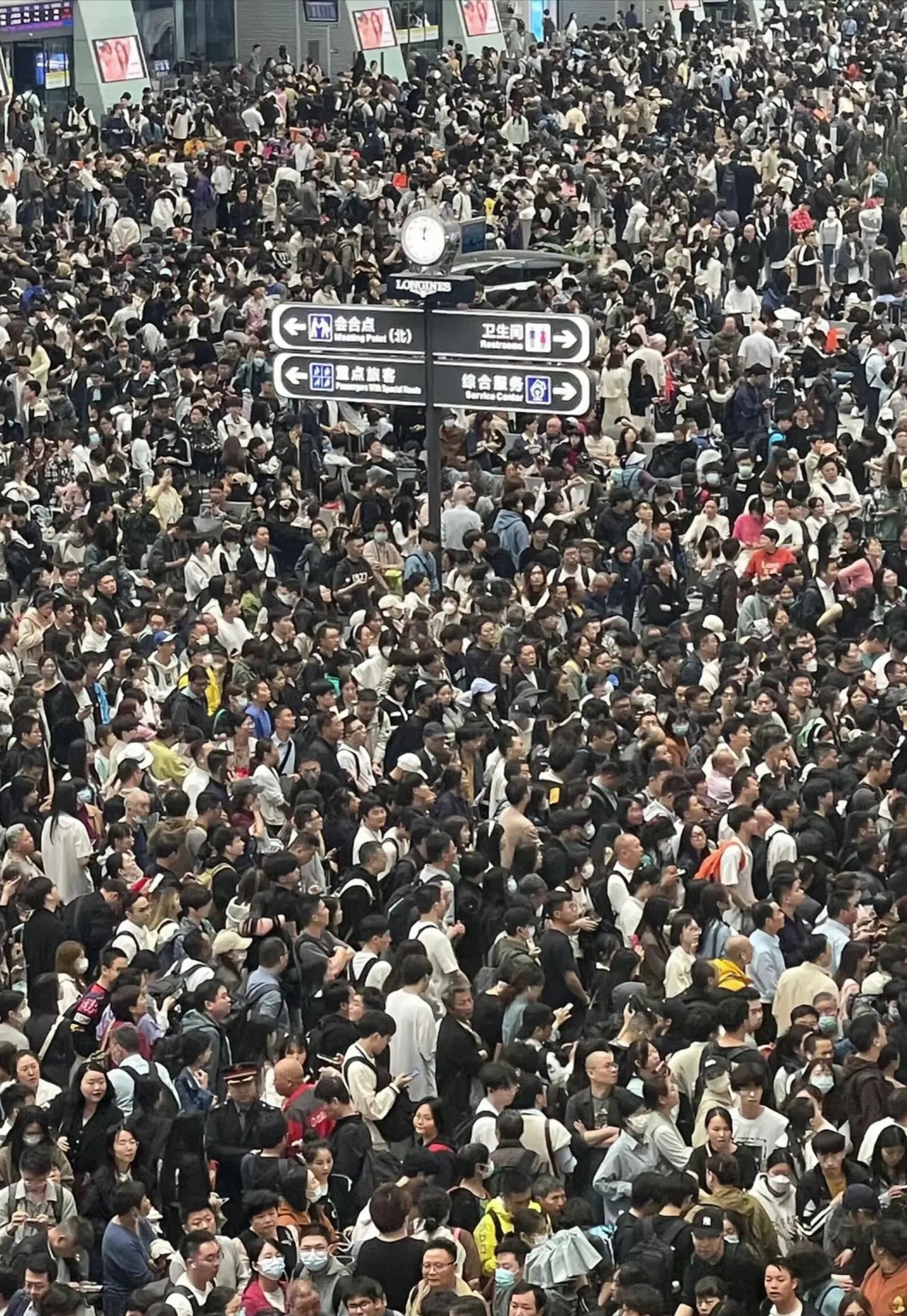 拥挤的图片拥挤人群中看手机密密麻麻的人群大城市拥挤人群图片拥挤的