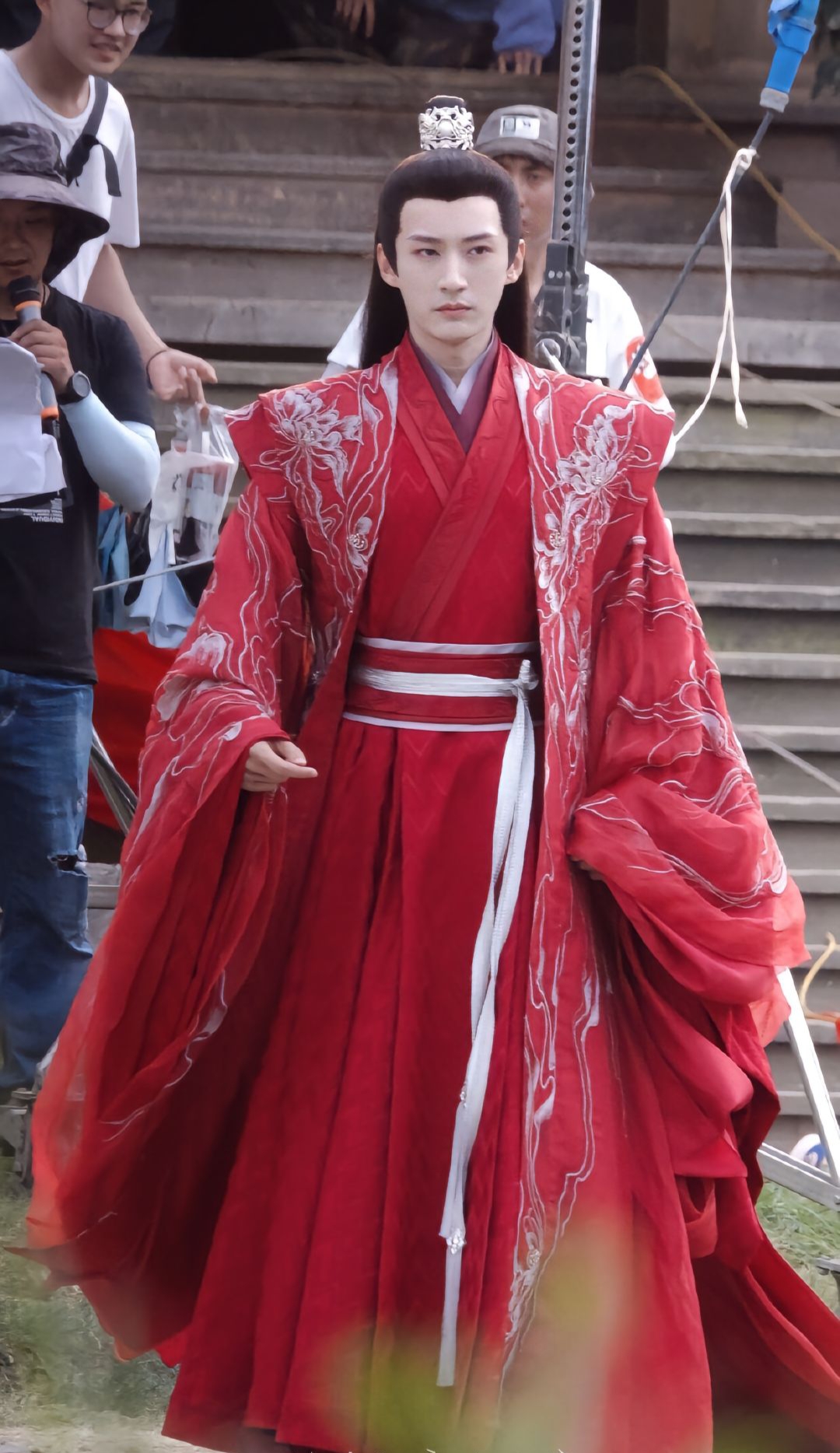 刘学义以牡丹花神的身份出演《锦绣神尊 我在等你》,他身穿红衣,实在