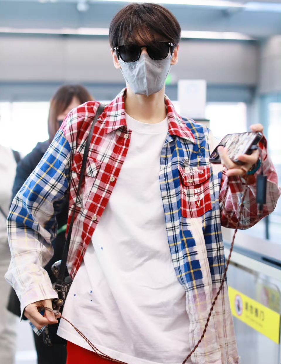 罗云熙今日机场饭拍,青春男大