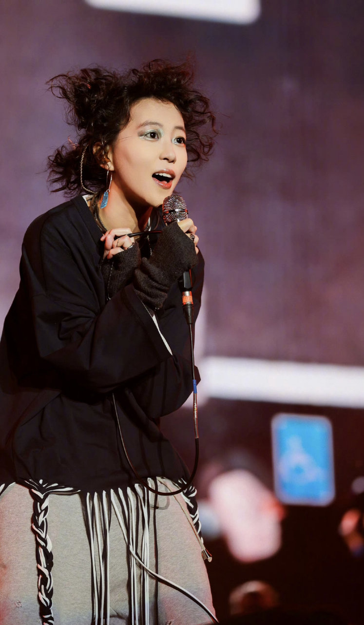 窦靖童这造型是在模仿她妈妈王菲吗?