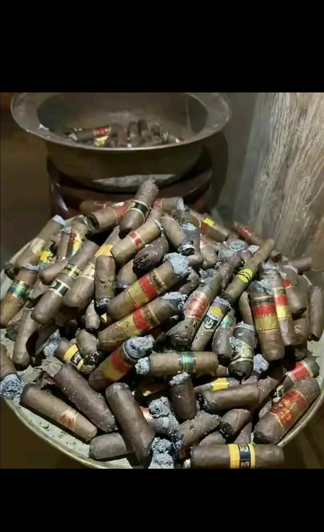 第一次去朋友家做客看到他茶几旁边一个盆装门放烟头的,他给我一根,这