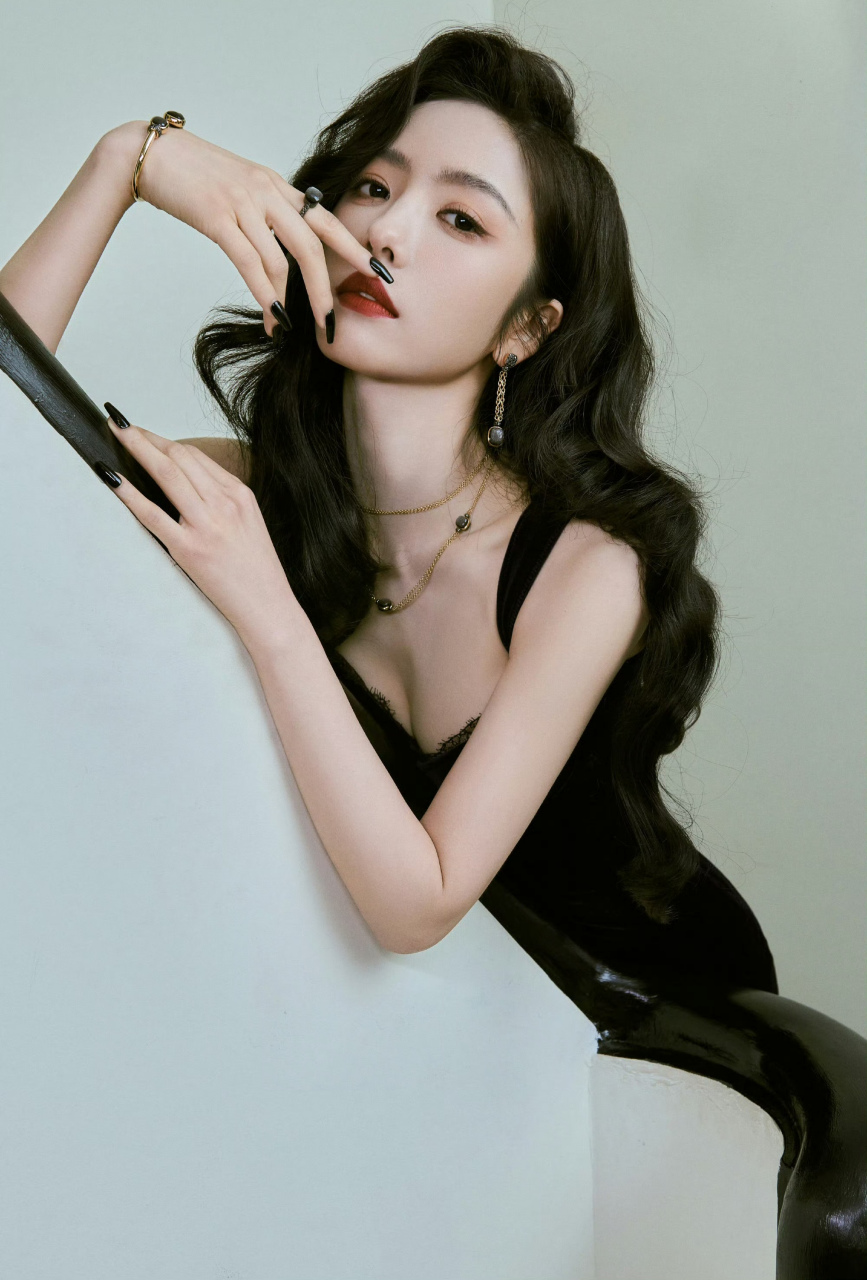 蔡文静,深色天鹅绒礼服,性感美丽!