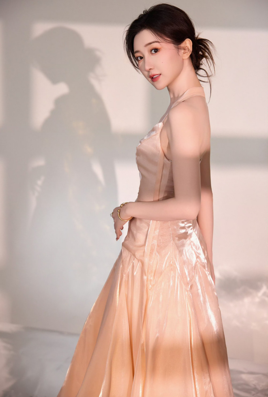 毛晓彤,粉丝吊带露背裙,美艳动人!