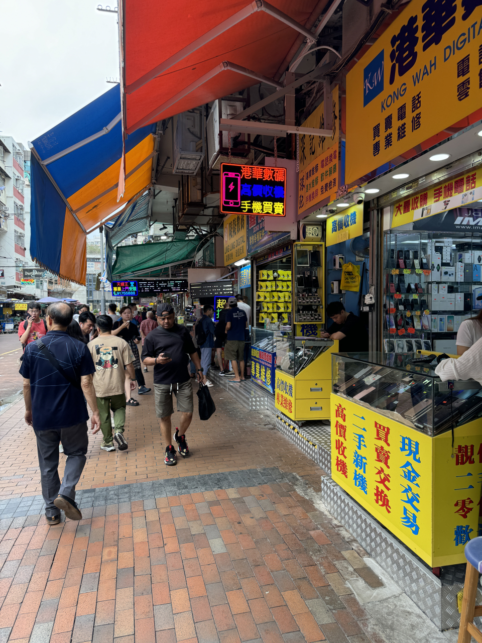 不知道为啥爱逛香港的鸭寮街小市场,每次去深水埗周边,都会去鸭寮街