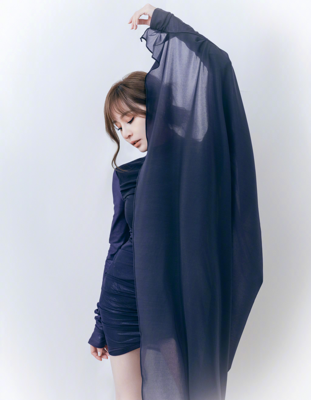 王心凌一袭深色连衣裙,优雅迷人魅力尽显.