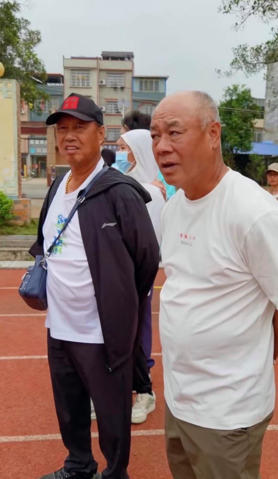 如果不说你能认出来图中穿白色短袖的人是李宁吗?