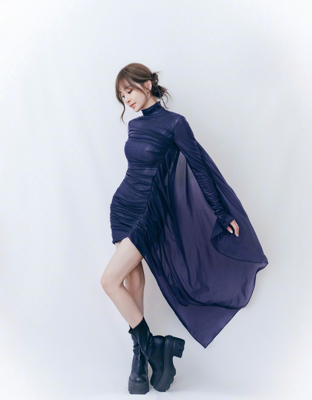 王心凌一袭深色连衣裙,优雅迷人魅力尽显.