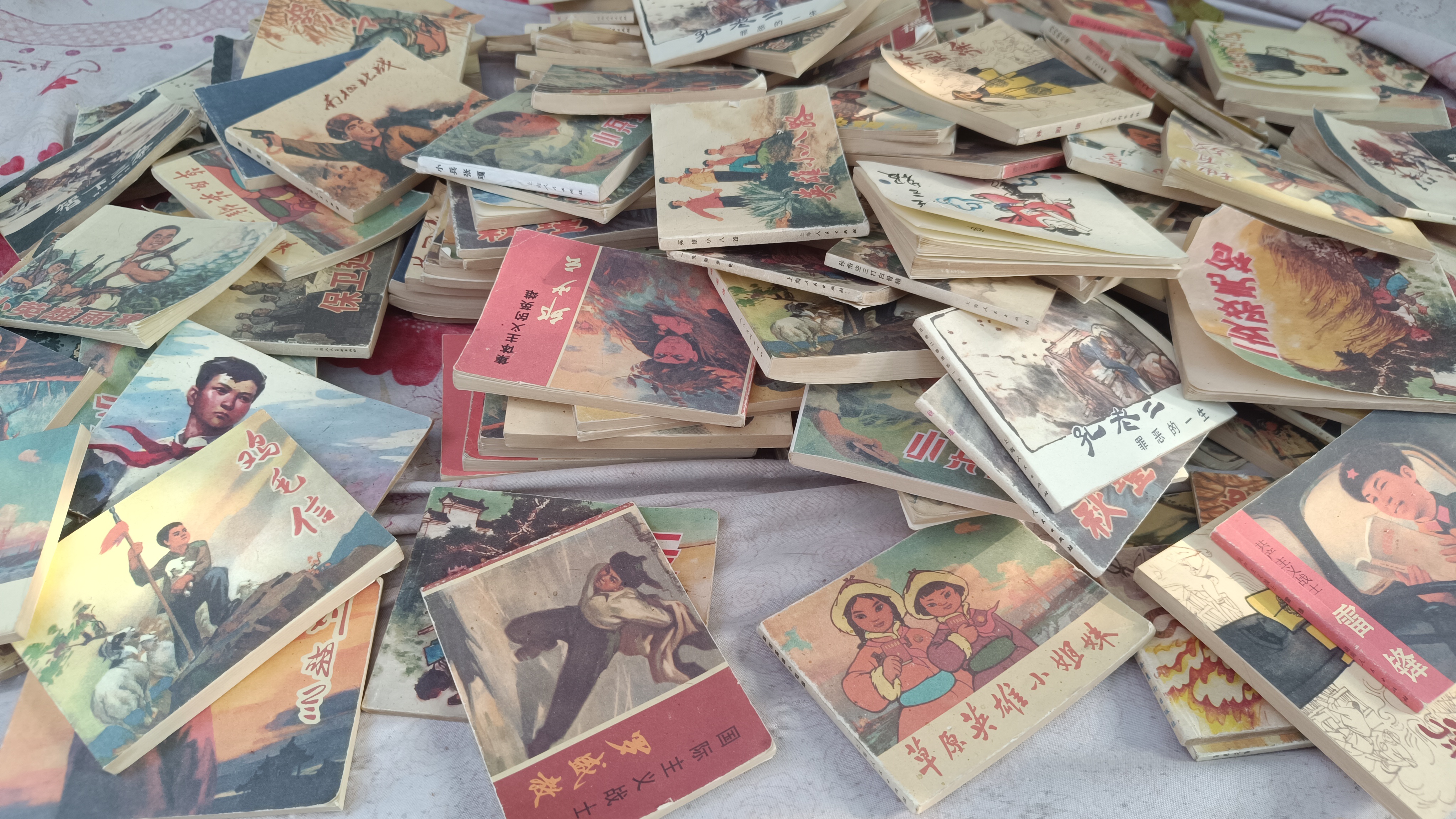 小人书的摊位很少看到,看看这里有没有你熟悉的记忆,你喜欢的版本.