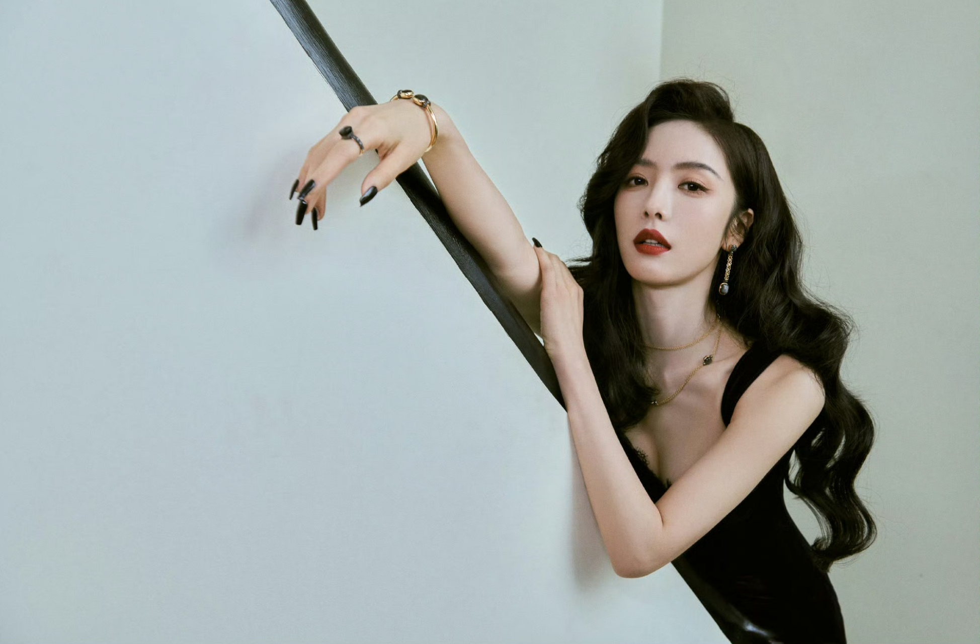 蔡文静,深色天鹅绒礼服,性感美丽!