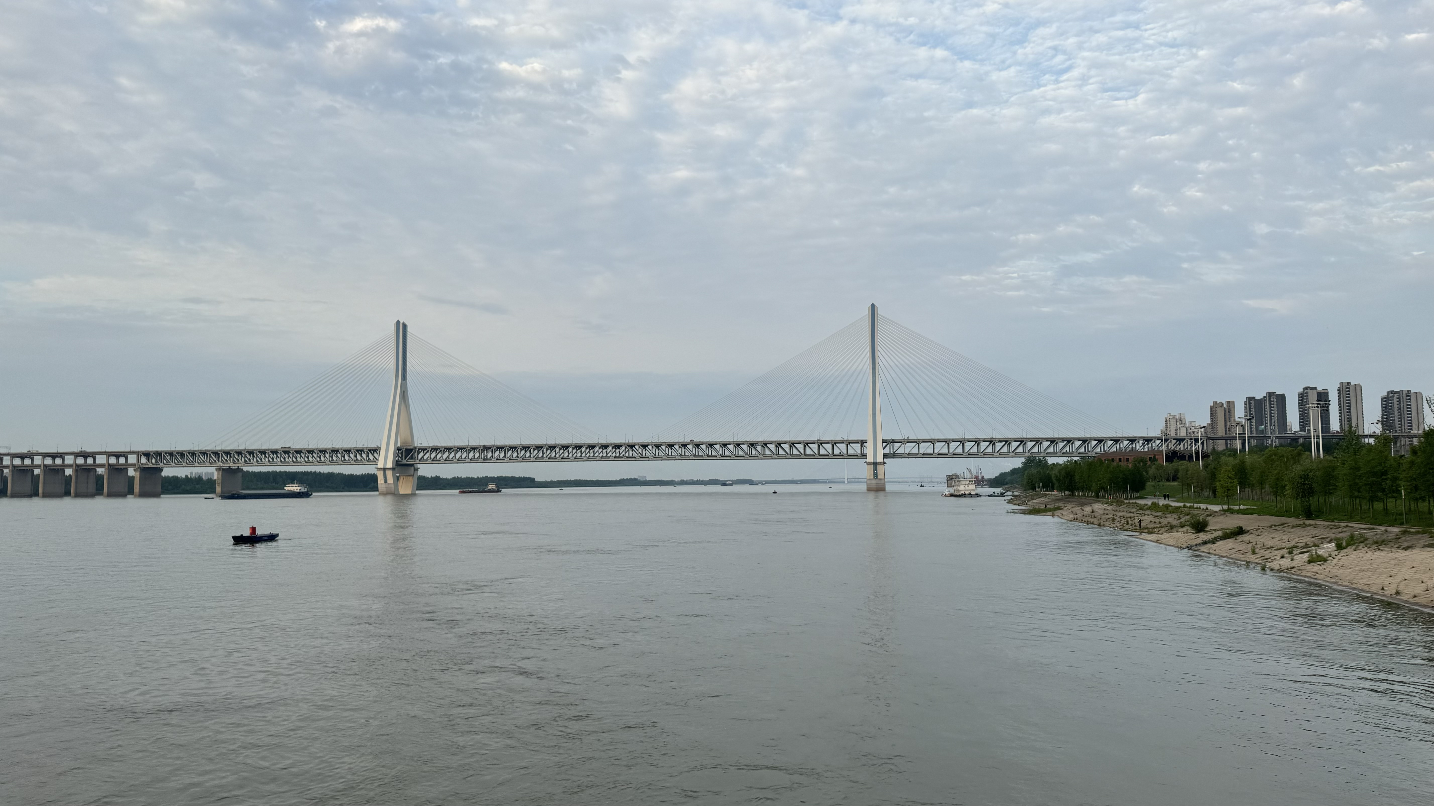 同一个地方拍的 天兴洲长江大桥和长江"二七桥", 猜我在哪里!