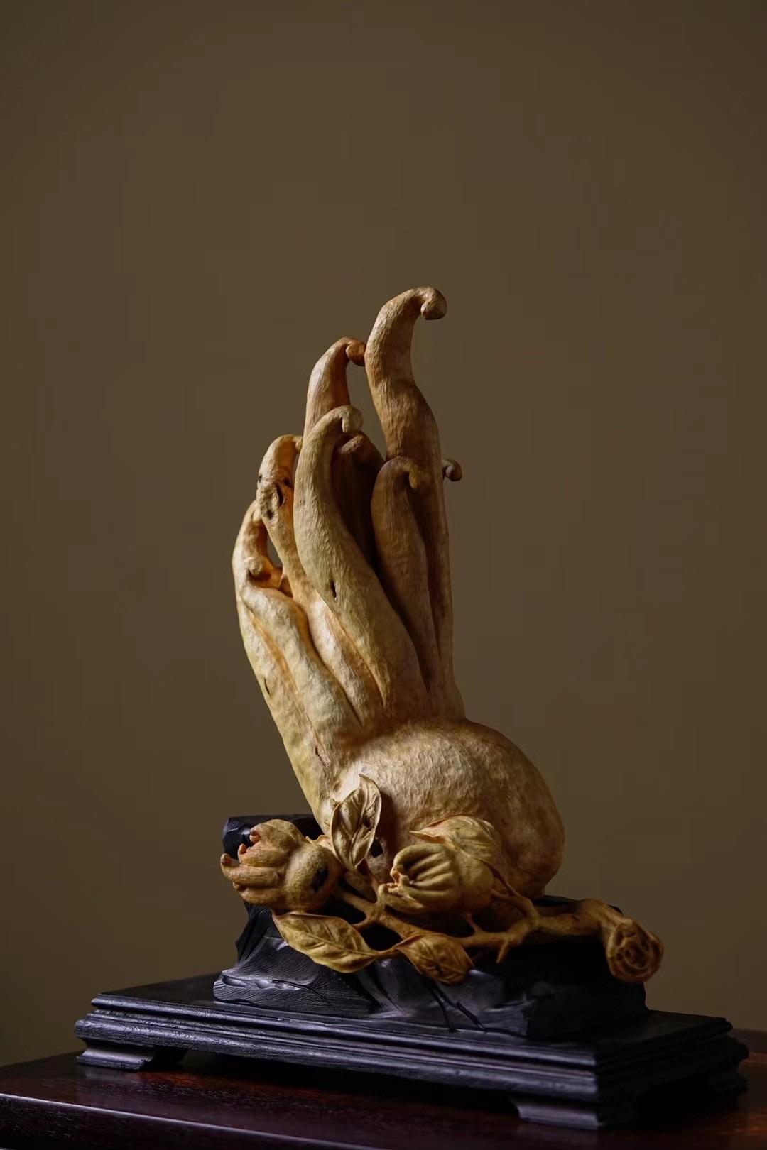 黄杨木 佛手  雕刻写实状生,刀路细腻自然,又不显匠气,佛手形韵古雅