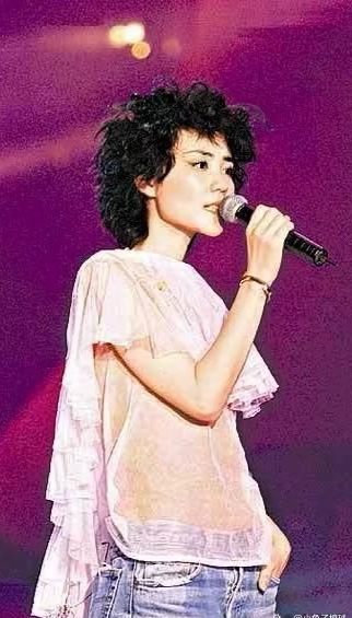 窦靖童是在模仿王菲吗.@有风的地方寻找娱乐的动态